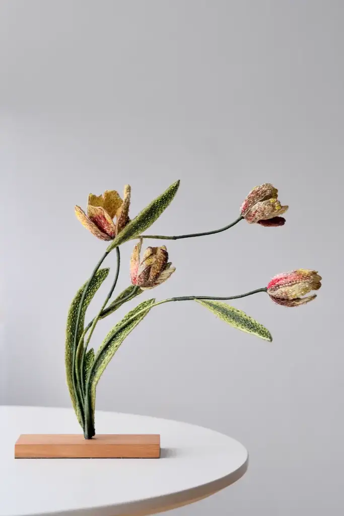 Trovelore Rembrandt Tulpen Object Art – Handgeborduurd van Trovelore