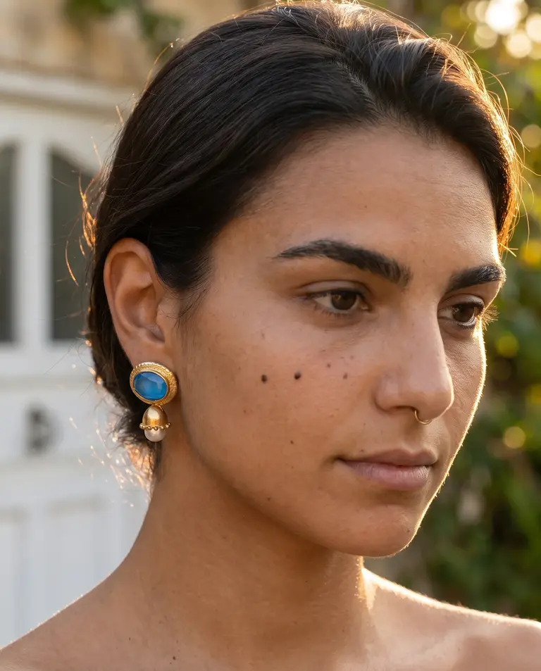 m'Anais Mila van m'Anais – Kobaltblauwe Cat's Eye Oorbellen met Zoetwaterparel in 24K Verguld Brons