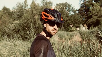 Wat is het verschil tussen een mountainbike helm en een racefiets helm?
