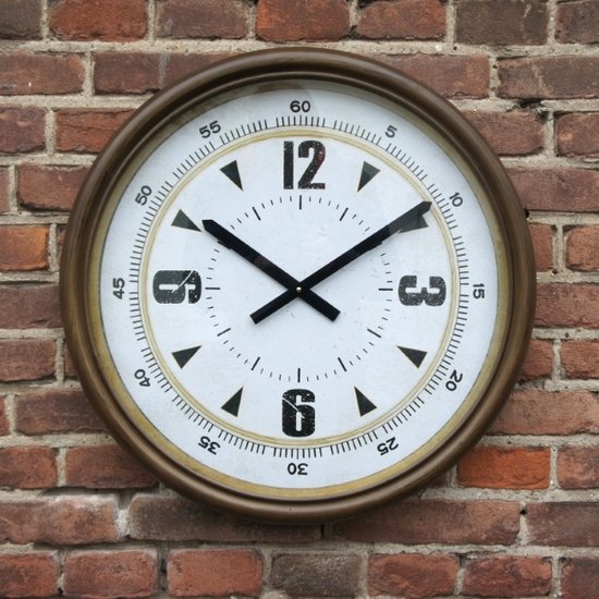 Klassieke wandklok Met uren en minuten aanduiding op de wijzerplaat