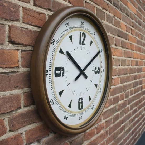 Klassieke wandklok Met uren en minuten aanduiding op de wijzerplaat