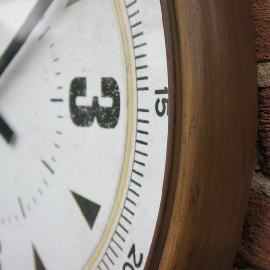 Klassieke wandklok Met uren en minuten aanduiding op de wijzerplaat