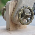 By Mooss Tafellamp van hout met een metalen kap