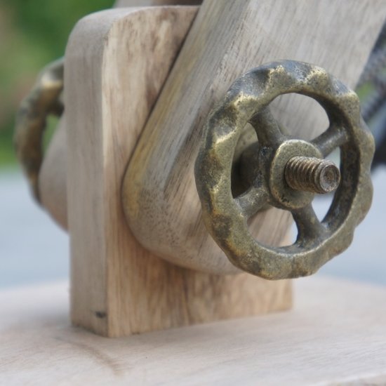By Mooss Tafellamp van hout met een metalen kap