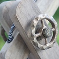 By Mooss Tafellamp van hout met een metalen kap
