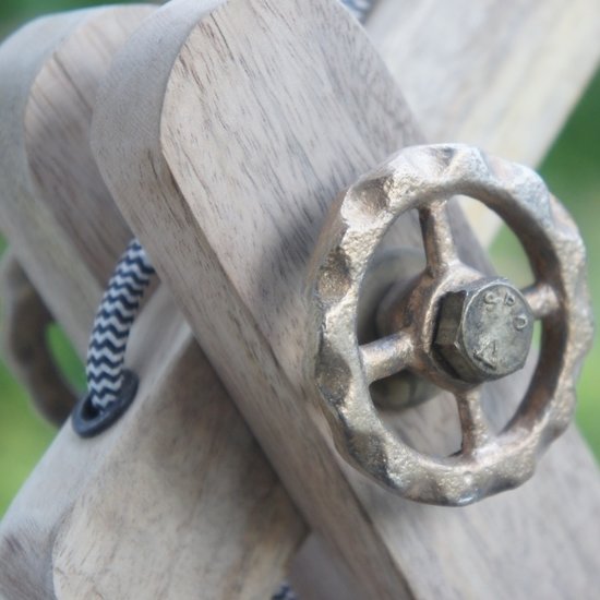 By Mooss Tafellamp van hout met een metalen kap