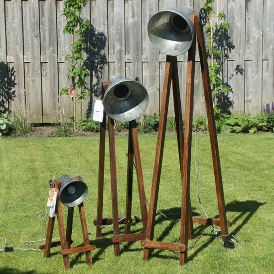By Mooss Industriële vloerlamp in 3 verschillende maten.