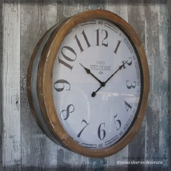 Industriele wandklok met een massief houten lijst