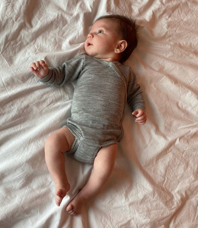 ENGEL wikkel romper wol zijde met overslag GRIJS