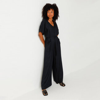 SKFK SKFK v-hals jumpsuit ALAIA ZWART met ceintuur van ecovero