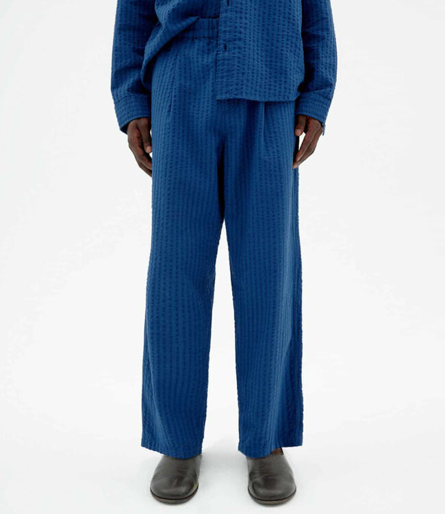 THINKING MU seersucker broek LUC KOBALT biologisch katoen