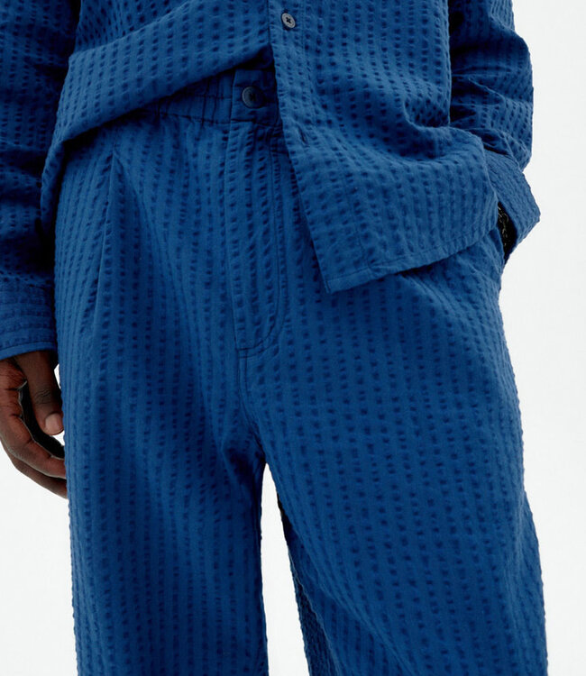 THINKING MU seersucker broek LUC KOBALT biologisch katoen