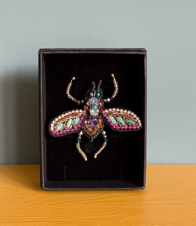 FAIRTRADE broche VLIEG PAARS GROEN met pailetten en kralen