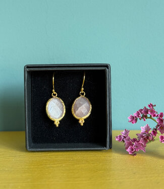 happy lona FAIRTRADE Oorbellen met natuursteen en ornament MELIS SAND