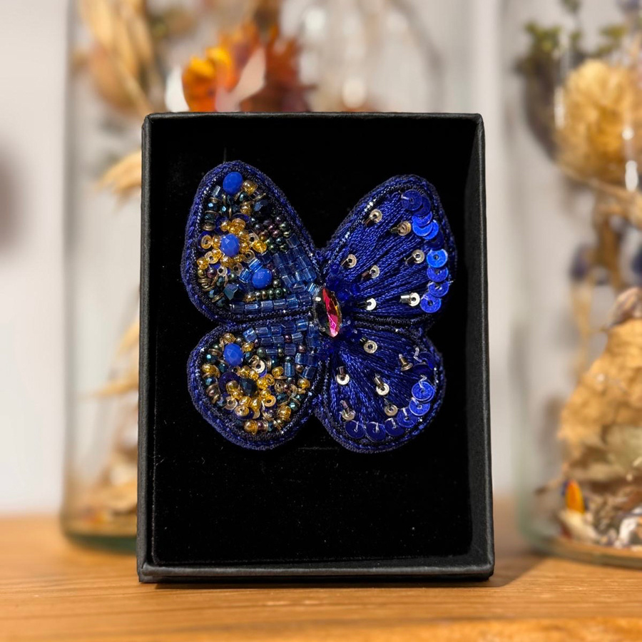 Unieke fairtrade broches met kralen en pailletten – handgemaakt en sprankelend