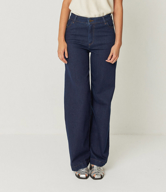 SKFK broek met wijde pijpen AINHIZE DARK DENIM biologisch katoen