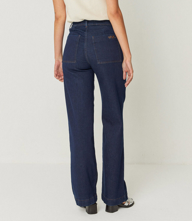 SKFK broek met wijde pijpen AINHIZE DARK DENIM biologisch katoen