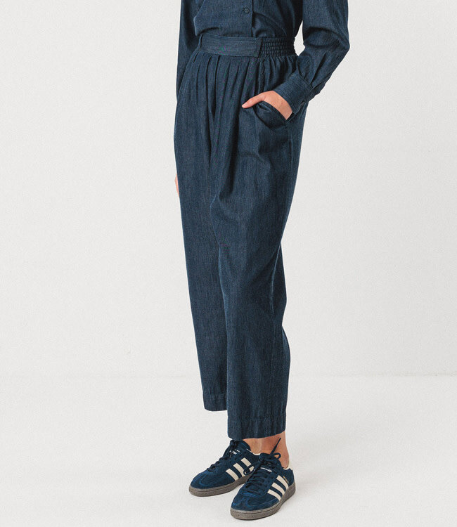 SKFK broek met plooien AMATZA RAW DENIM biologisch katoen