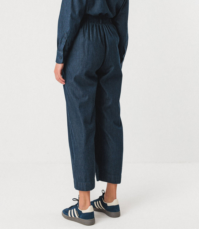 SKFK broek met plooien AMATZA RAW DENIM biologisch katoen