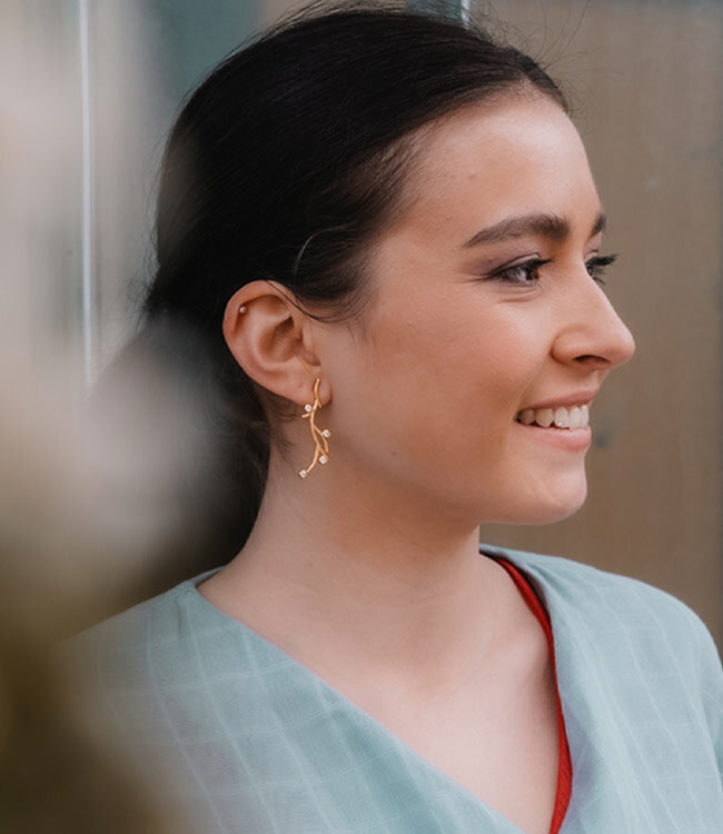 ANUKOO fairtrade Oorbellen oorstekers BRANCH zirkonia 18k verguld