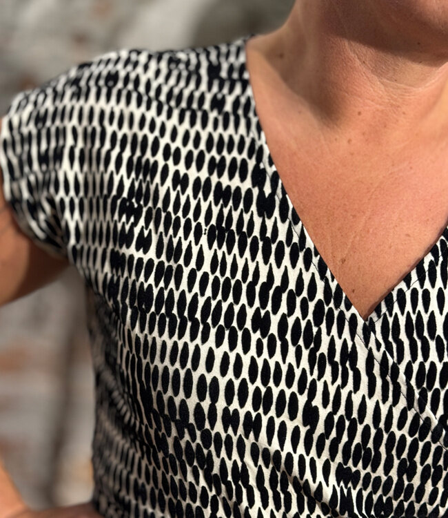 SKFK v-hals shirt MAIA DROPS met overslag biologisch katoen