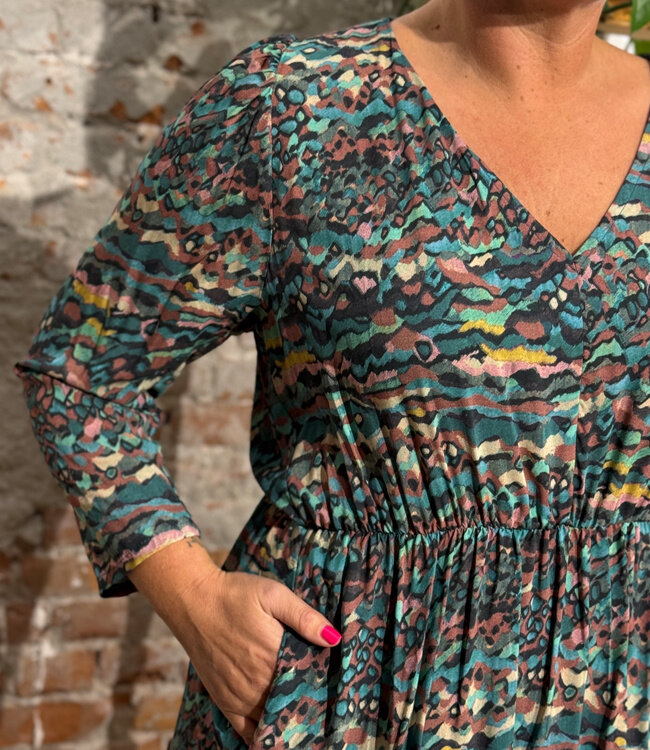 WIDDA v-hals jurk LUBO GRAFIC met print van ecovero