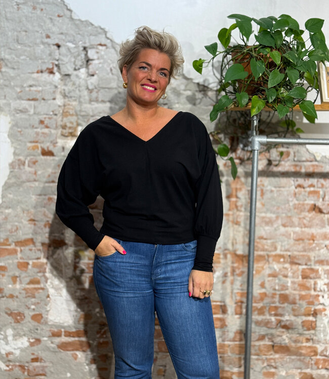 WiDDA wijde top AVA BLACK met v-hals op rug biologisch katoen
