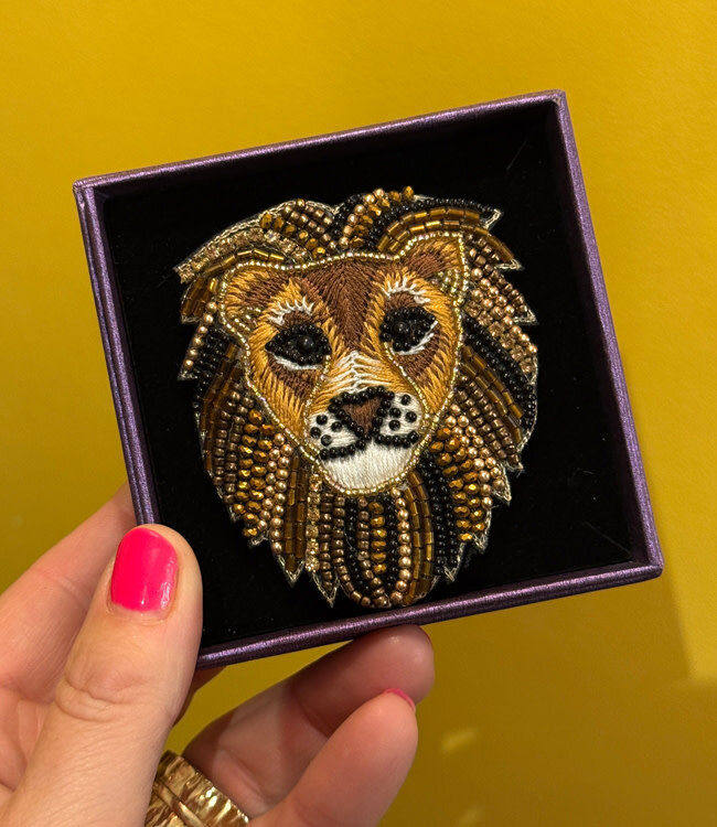 FAIRTRADE broche LION met pailetten en kralen