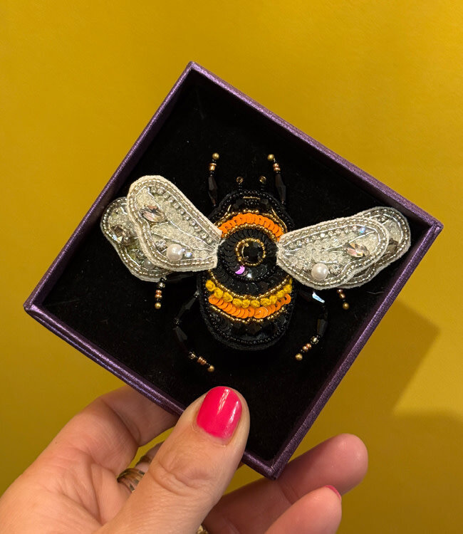 FAIRTRADE broche HOMMEL met pailetten en kralen