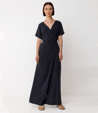 SKFK SKFK v-hals jumpsuit ADELA ZWART met wijde pijpen van ecovero