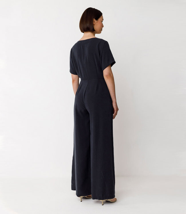 SKFK v-hals jumpsuit ADELA ZWART met wijde pijpen van ecovero