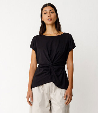 SKFK SKFK effen shirt ALAINE BLACK met twistdetail biologisch katoen