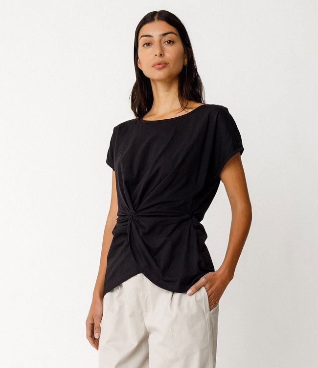 SKFK effen shirt ALAINE BLACK met twistdetail biologisch katoen