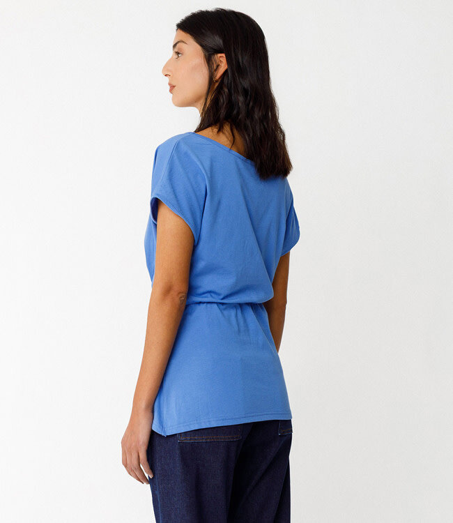 SKFK effen shirt ALAINE BLUE met twistdetail biologisch katoen