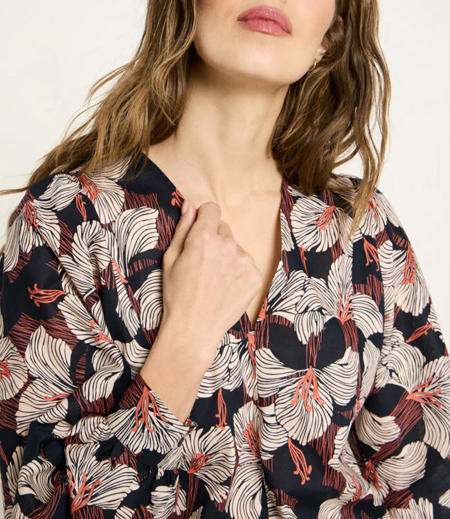 LANIUS v-hals blouse ONYX BLOOM van biologisch katoen