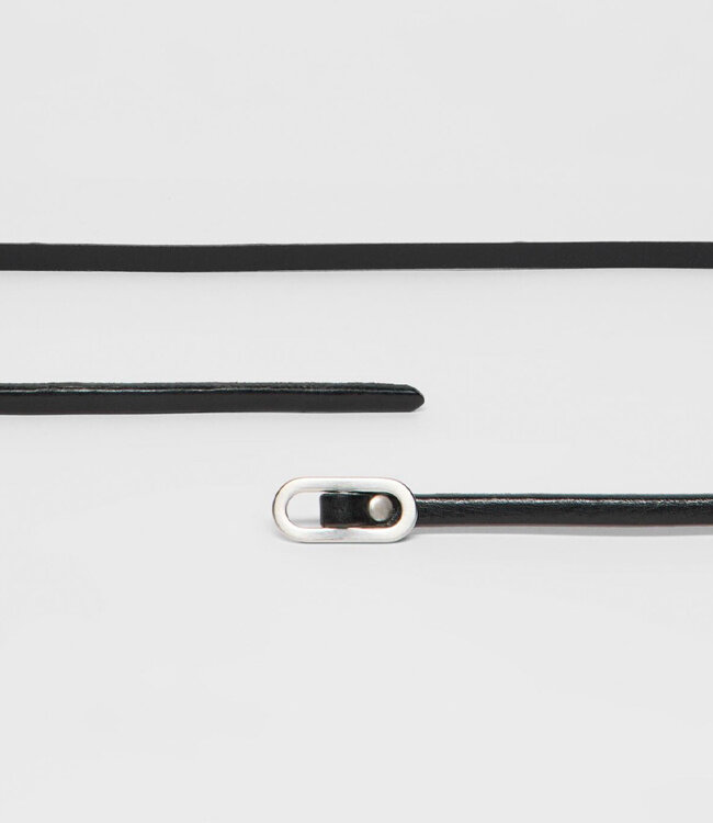 LANIUS smalle riem IZA BLACK van plantaardig gelooid leer