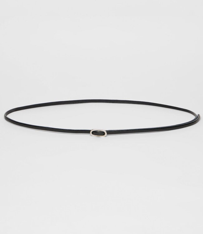 LANIUS smalle riem IZA BLACK van plantaardig gelooid leer