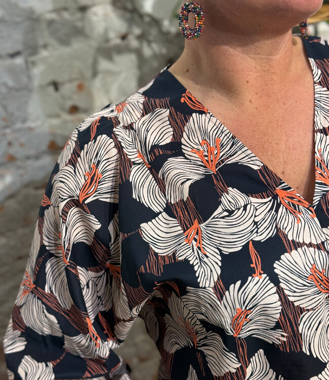 LANIUS v-hals blouse ONYX BLOOM van biologisch katoen