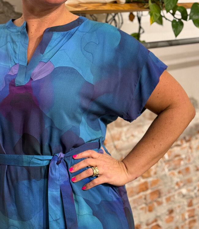 WIDDA v-hals jurk DENVER CLOUDS met ceintuur van ecovero