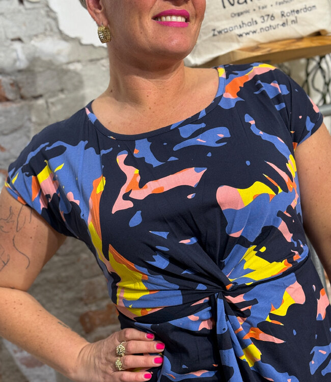 SKFK jurk met knoop detail AMADE CAMO van biologisch katoen