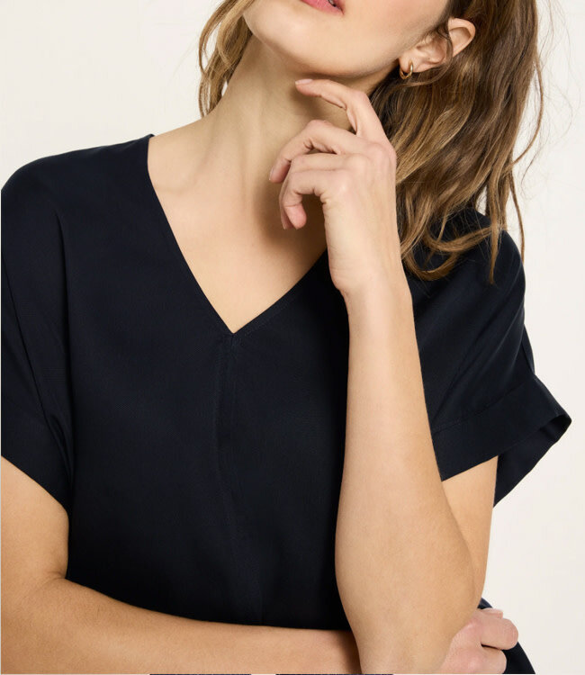 LANIUS effen v-hals blouse NORE MIDNIGHT van tencel