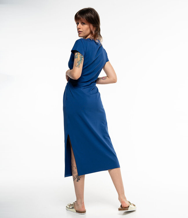 ALMA LOVIS effen jurk met ceintuur ROSALIE AZUR biokatoen