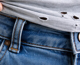 Waarom ontstaan er kleine gaatjes in T-shirts? De mythes en de waarheid