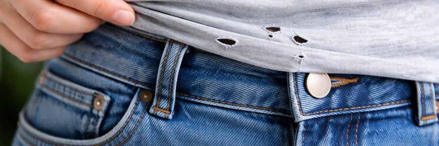 Waarom ontstaan er kleine gaatjes in T-shirts? De mythes en de waarheid