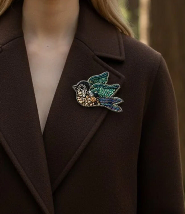 FAIRTRADE broche BIRDIE EMERALD met pailetten en kralen