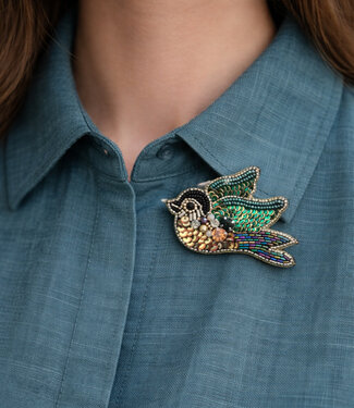 FAIRTRADE broche BIRDIE EMERALD met pailetten en kralen