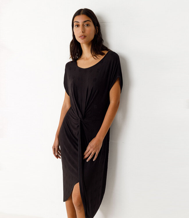 SKFK jurk met knoop detail AMADE BLACK van ecovero