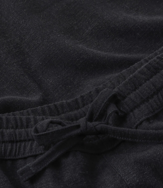 Wijde korte broek short YESSIN BLACK van linnen en tencel