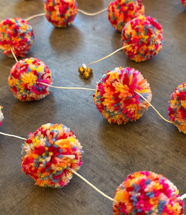 FAIRTRADE slinger POMPON MULTI van wol met belletjes ca. 175 cm