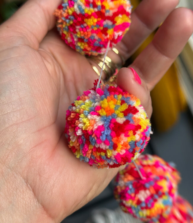 FAIRTRADE slinger POMPON MULTI van wol met belletjes ca. 175 cm